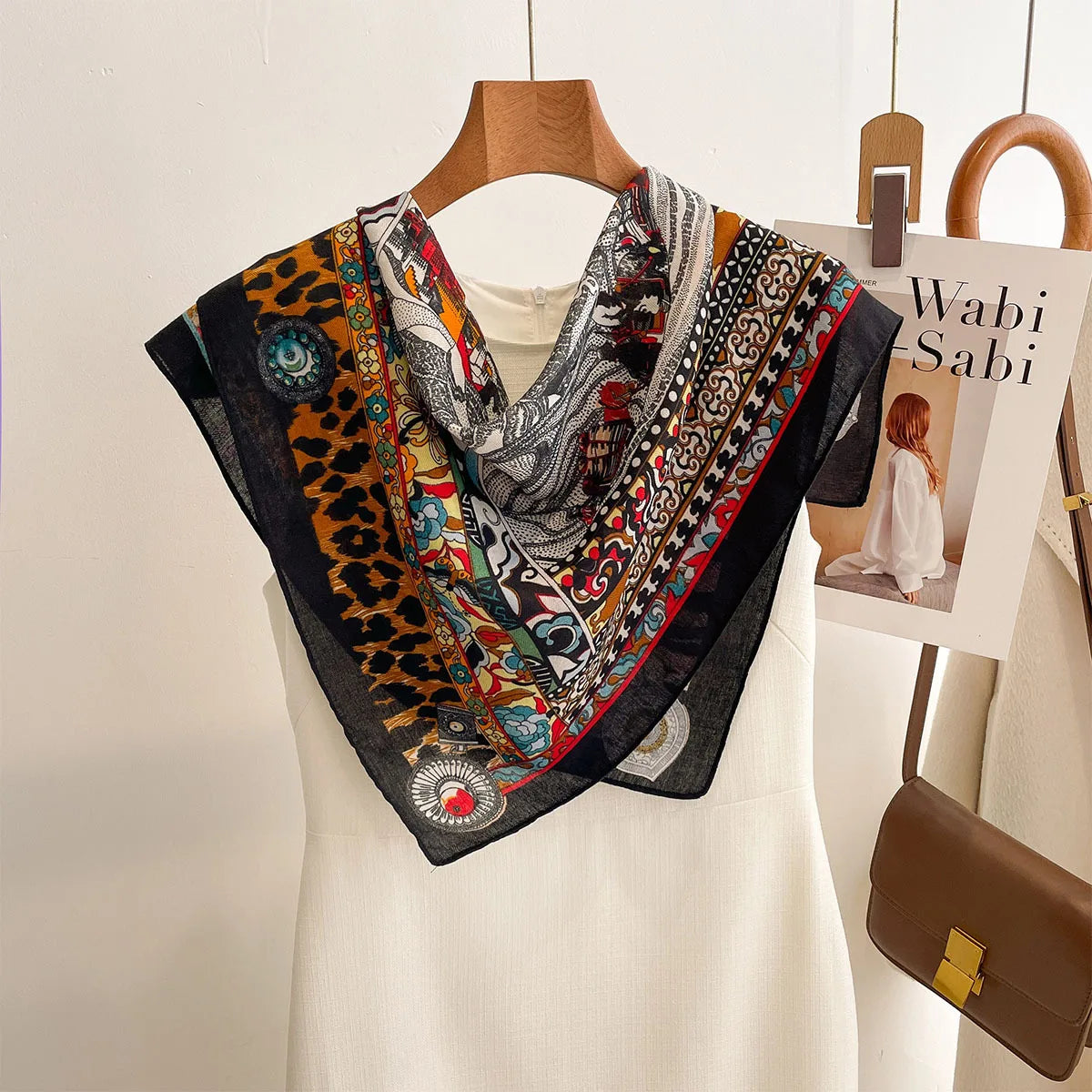 Quadratisches Bandana 68x68cm mit Baumwollprint, Kopftuch für Damen, Haar- und Halstuch, multifunktional für alle vier Jahreszeiten | Sansoti