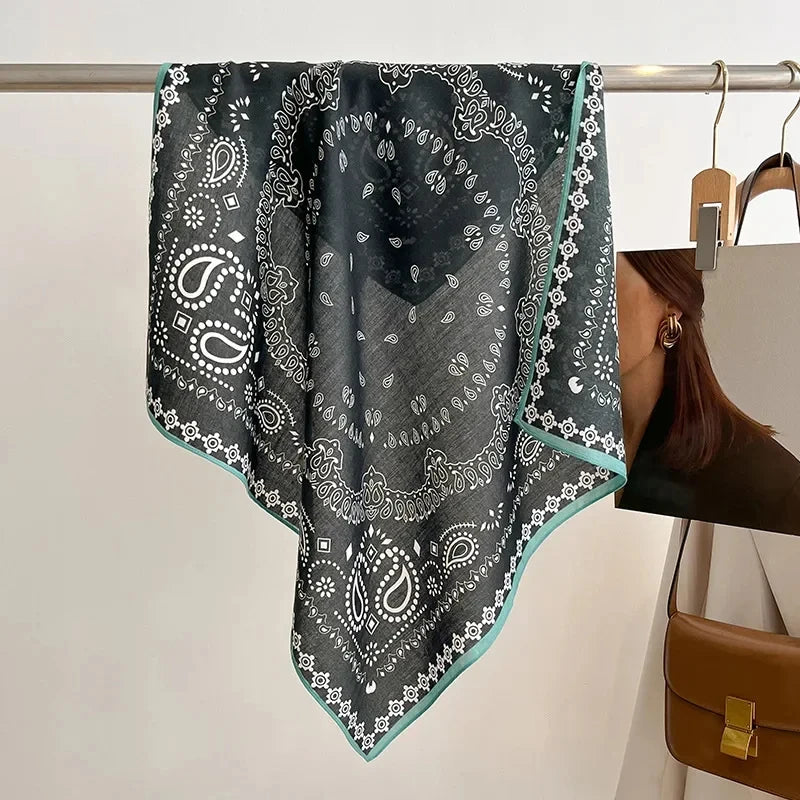 Quadratisches Bandana 68x68cm mit Baumwollprint, Kopftuch für Damen, Haar- und Halstuch, multifunktional für alle vier Jahreszeiten | Sansoti