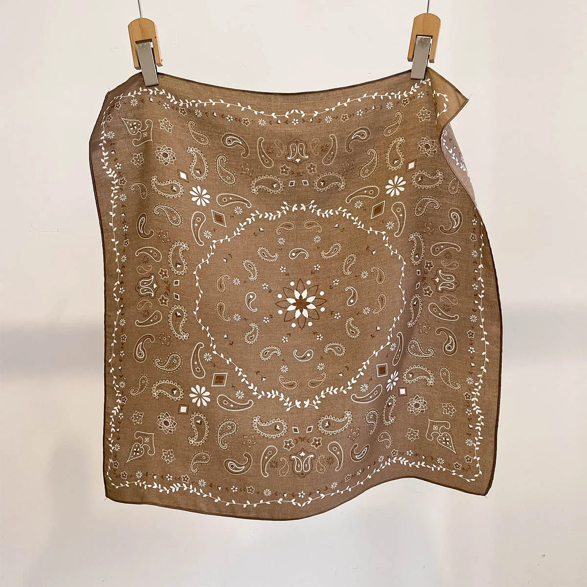 Quadratisches Bandana 68x68cm mit Baumwollprint, Kopftuch für Damen, Haar- und Halstuch, multifunktional für alle vier Jahreszeiten | Sansoti