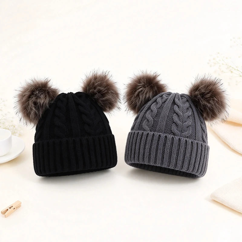 Gestrickte Wintermütze mit zwei Pompons für Damen, warmes Outdoor-Accessoire, elastisch, unifarben, lässig | Sansoti