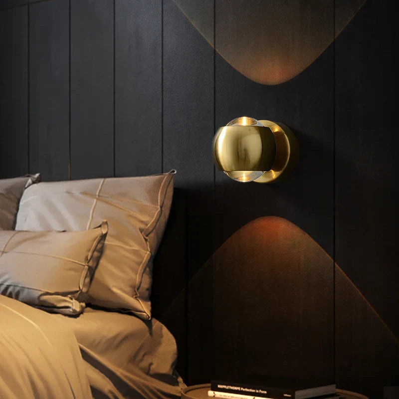 Moderne Wandleuchte mit LED-Beleuchtung – Messing-Finish für Flur & Wohnzimmer | Sansoti