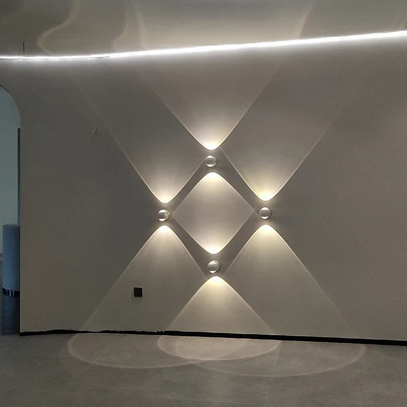 Moderne Wandleuchte mit LED-Beleuchtung – Messing-Finish für Flur & Wohnzimmer | Sansoti