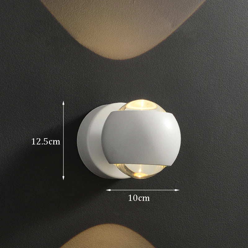 Moderne Wandleuchte mit LED-Beleuchtung – Messing-Finish für Flur & Wohnzimmer | Sansoti