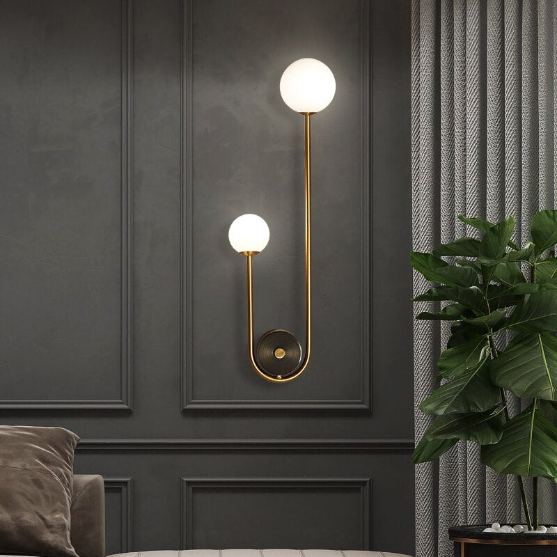 Złota lampa ścienna z białą szklaną kulą – nowoczesny skandynawski design do holu i korytarza | Sansoti