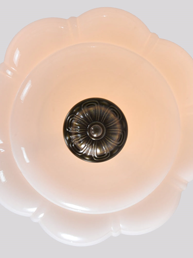 Plafonnier vintage en verre opalin bord sculpté blanc rose vert bleu verre mat clair suspension semi-encastrée laiton finition noire | Sansoti