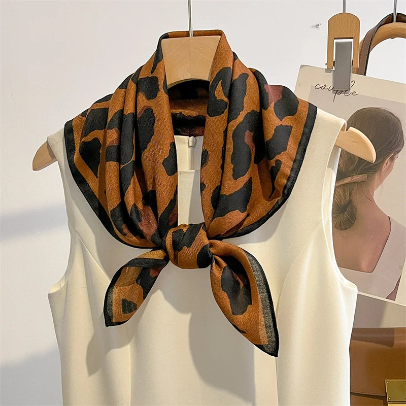 Quadratisches Bandana 68x68cm mit Baumwollprint, Kopftuch für Damen, Haar- und Halstuch, multifunktional für alle vier Jahreszeiten | Sansoti
