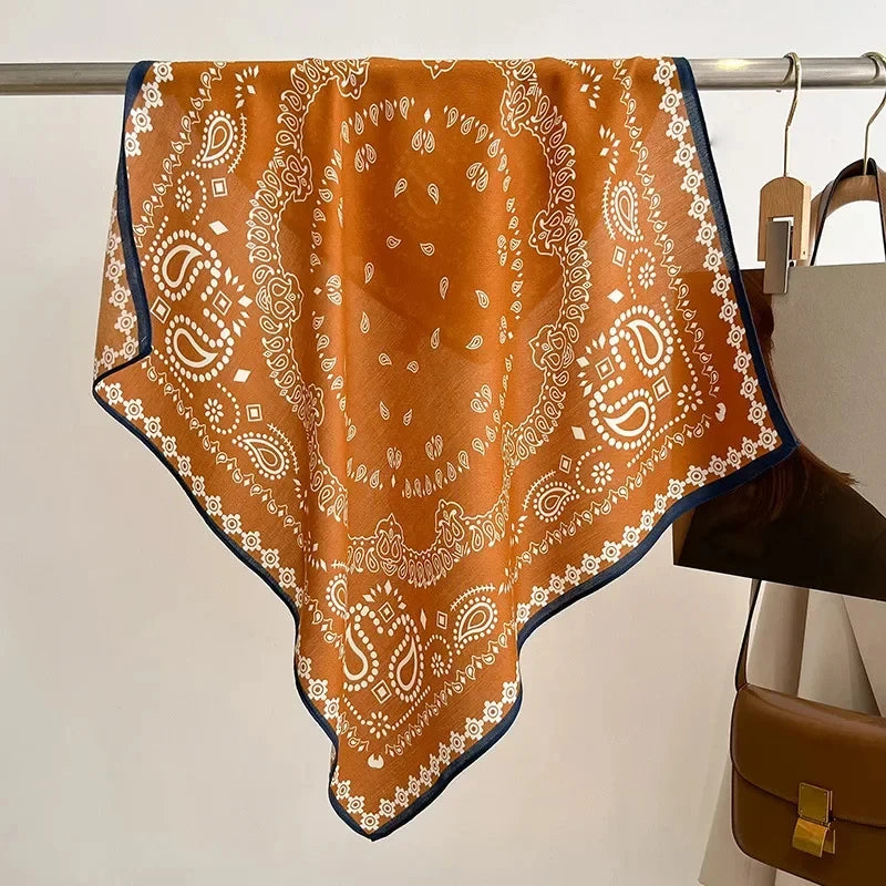 Quadratisches Bandana 68x68cm mit Baumwollprint, Kopftuch für Damen, Haar- und Halstuch, multifunktional für alle vier Jahreszeiten | Sansoti