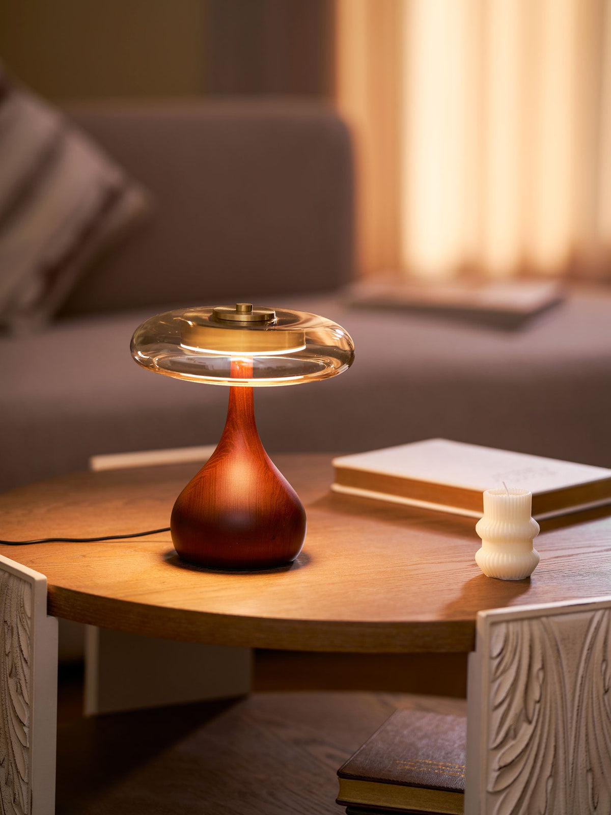 Tischleuchte mit gebogenem Holzfuß und bernsteinfarbenem Glasschirm – modernes skandinavisches Design – warmweißes Licht – Plug-in, 150-cm-Kabel – ø 8,7" – 2 Höhen | Sansoti