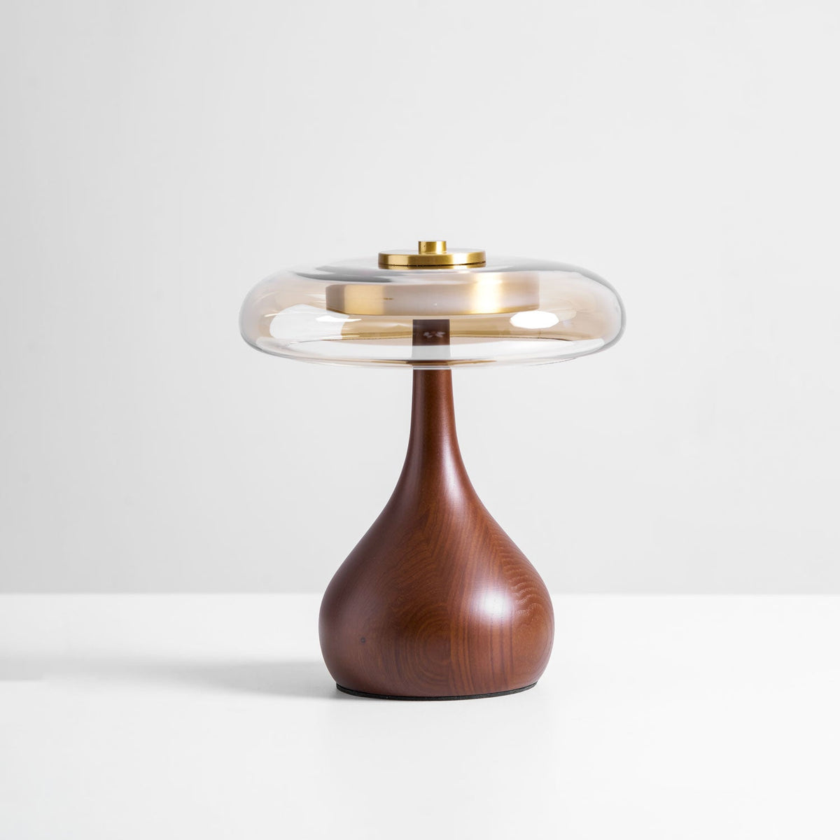 Tischleuchte mit gebogenem Holzfuß und bernsteinfarbenem Glasschirm – modernes skandinavisches Design – warmweißes Licht – Plug-in, 150-cm-Kabel – ø 8,7" – 2 Höhen | Sansoti