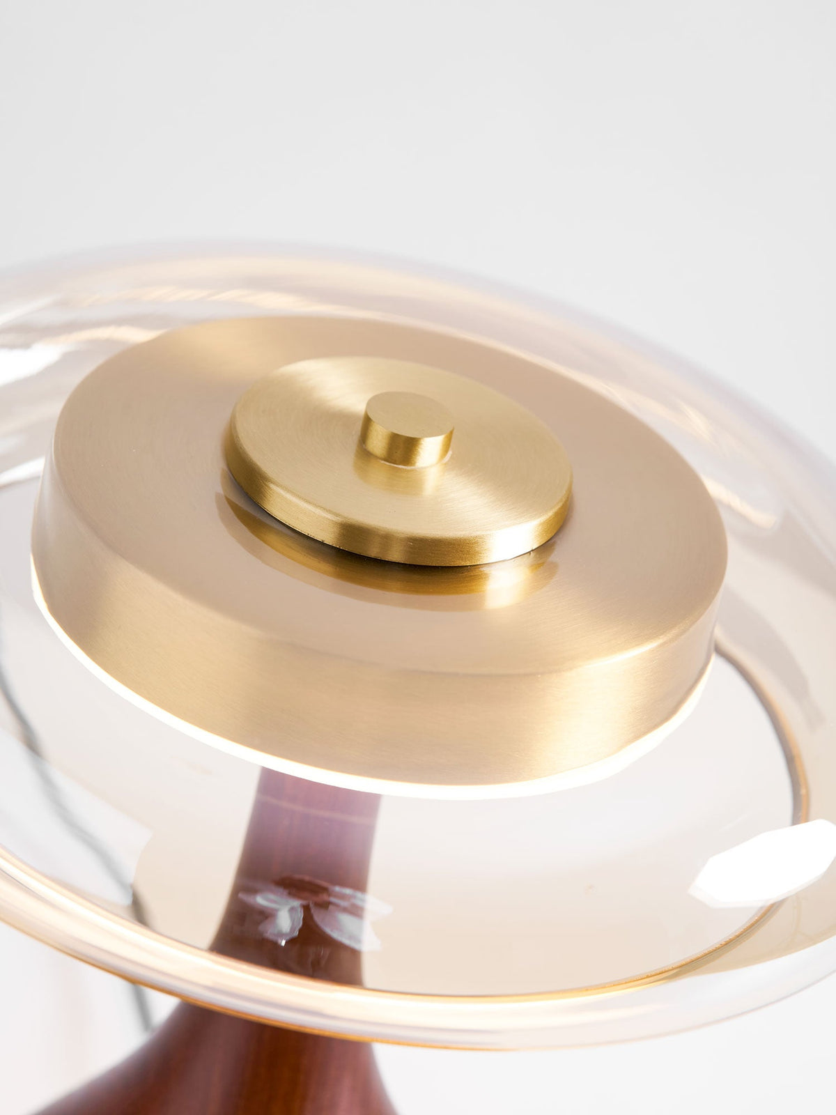 Tischleuchte mit gebogenem Holzfuß und bernsteinfarbenem Glasschirm – modernes skandinavisches Design – warmweißes Licht – Plug-in, 150-cm-Kabel – ø 8,7" – 2 Höhen | Sansoti