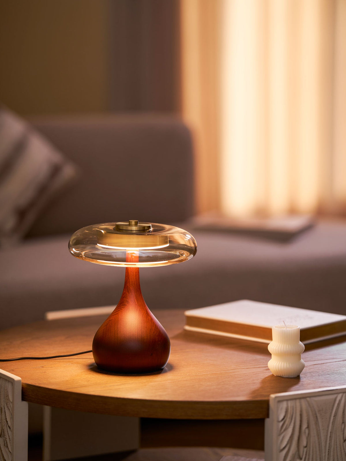 Tischleuchte mit gebogenem Holzfuß und bernsteinfarbenem Glasschirm – modernes skandinavisches Design – warmweißes Licht – Plug-in, 150-cm-Kabel – ø 8,7" – 2 Höhen | Sansoti