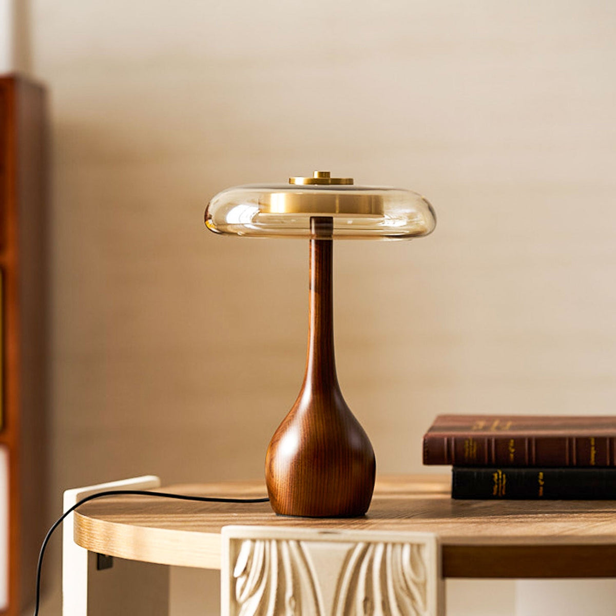 Tischleuchte mit gebogenem Holzfuß und bernsteinfarbenem Glasschirm – modernes skandinavisches Design – warmweißes Licht – Plug-in, 150-cm-Kabel – ø 8,7" – 2 Höhen | Sansoti
