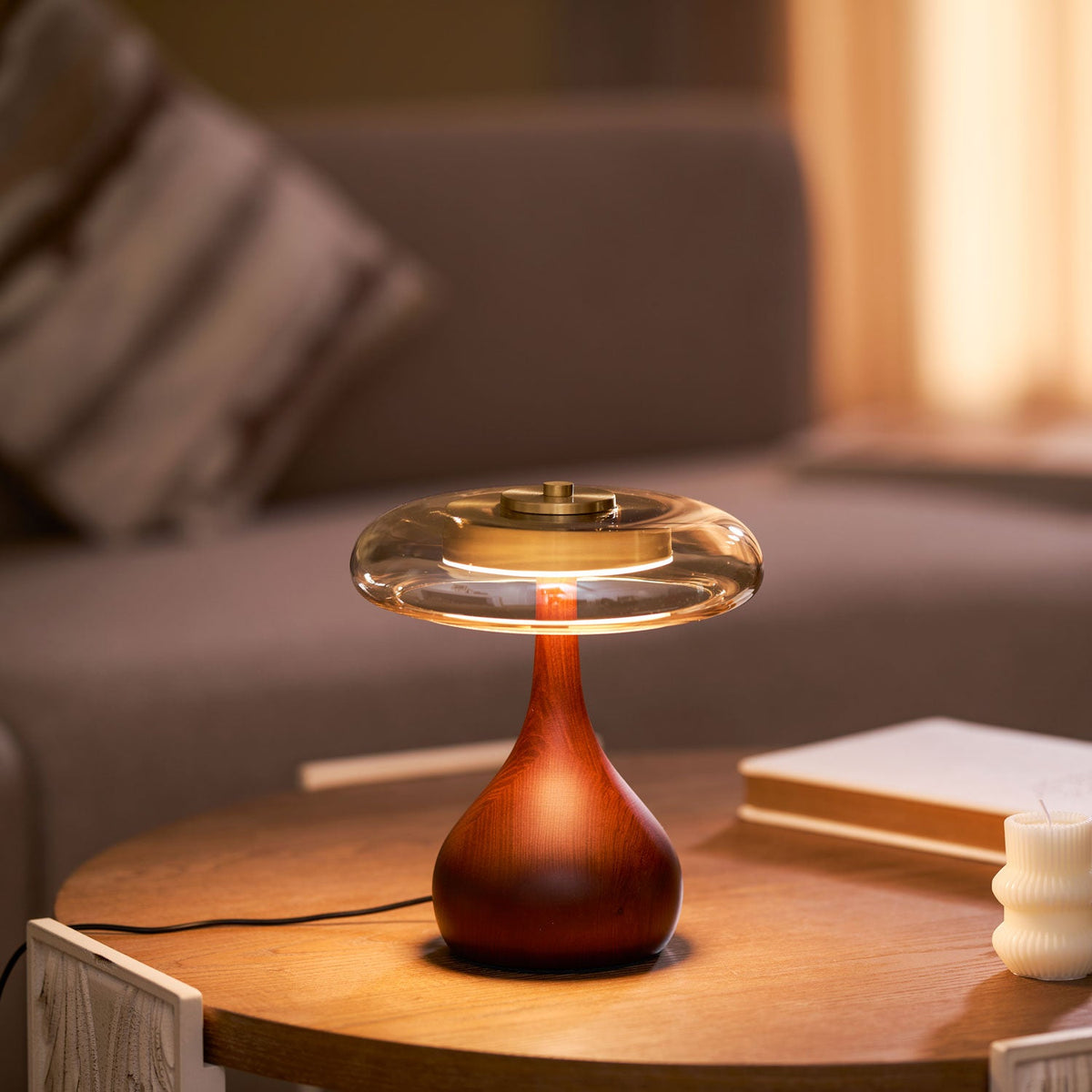 Tischleuchte mit gebogenem Holzfuß und bernsteinfarbenem Glasschirm – modernes skandinavisches Design – warmweißes Licht – Plug-in, 150-cm-Kabel – ø 8,7" – 2 Höhen | Sansoti