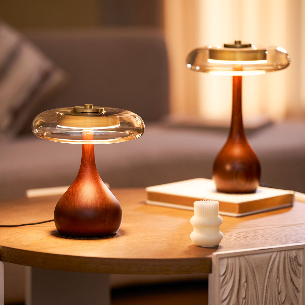 Tischleuchte mit gebogenem Holzfuß und bernsteinfarbenem Glasschirm – modernes skandinavisches Design – warmweißes Licht – Plug-in, 150-cm-Kabel – ø 8,7" – 2 Höhen | Sansoti
