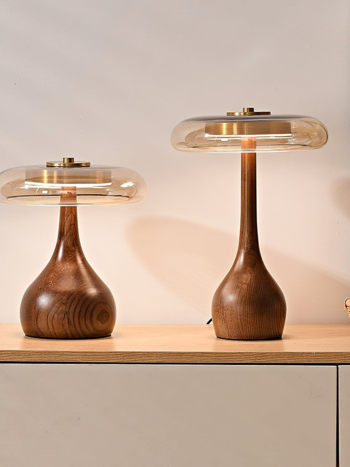 Tischleuchte mit gebogenem Holzfuß und bernsteinfarbenem Glasschirm – modernes skandinavisches Design – warmweißes Licht – Plug-in, 150-cm-Kabel – ø 8,7" – 2 Höhen | Sansoti