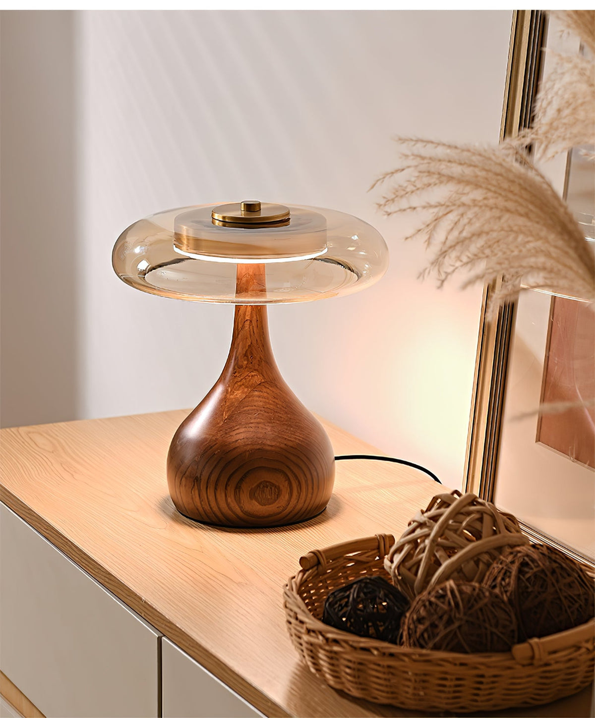 Tischleuchte mit gebogenem Holzfuß und bernsteinfarbenem Glasschirm – modernes skandinavisches Design – warmweißes Licht – Plug-in, 150-cm-Kabel – ø 8,7" – 2 Höhen | Sansoti