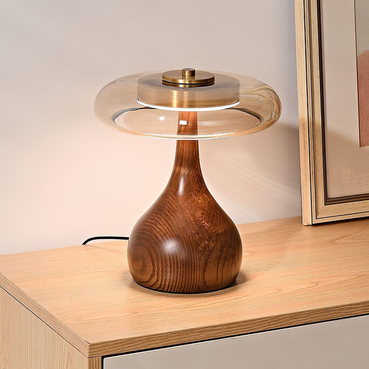 Tischleuchte mit gebogenem Holzfuß und bernsteinfarbenem Glasschirm – modernes skandinavisches Design – warmweißes Licht – Plug-in, 150-cm-Kabel – ø 8,7" – 2 Höhen | Sansoti