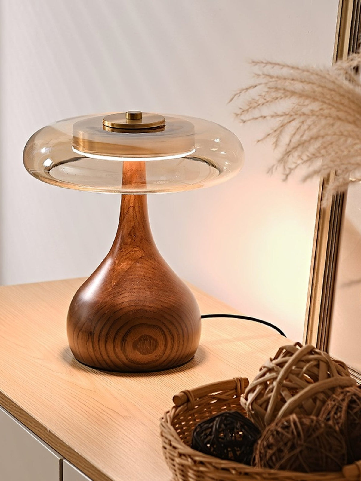 Tischleuchte mit gebogenem Holzfuß und bernsteinfarbenem Glasschirm – modernes skandinavisches Design – warmweißes Licht – Plug-in, 150-cm-Kabel – ø 8,7" – 2 Höhen | Sansoti
