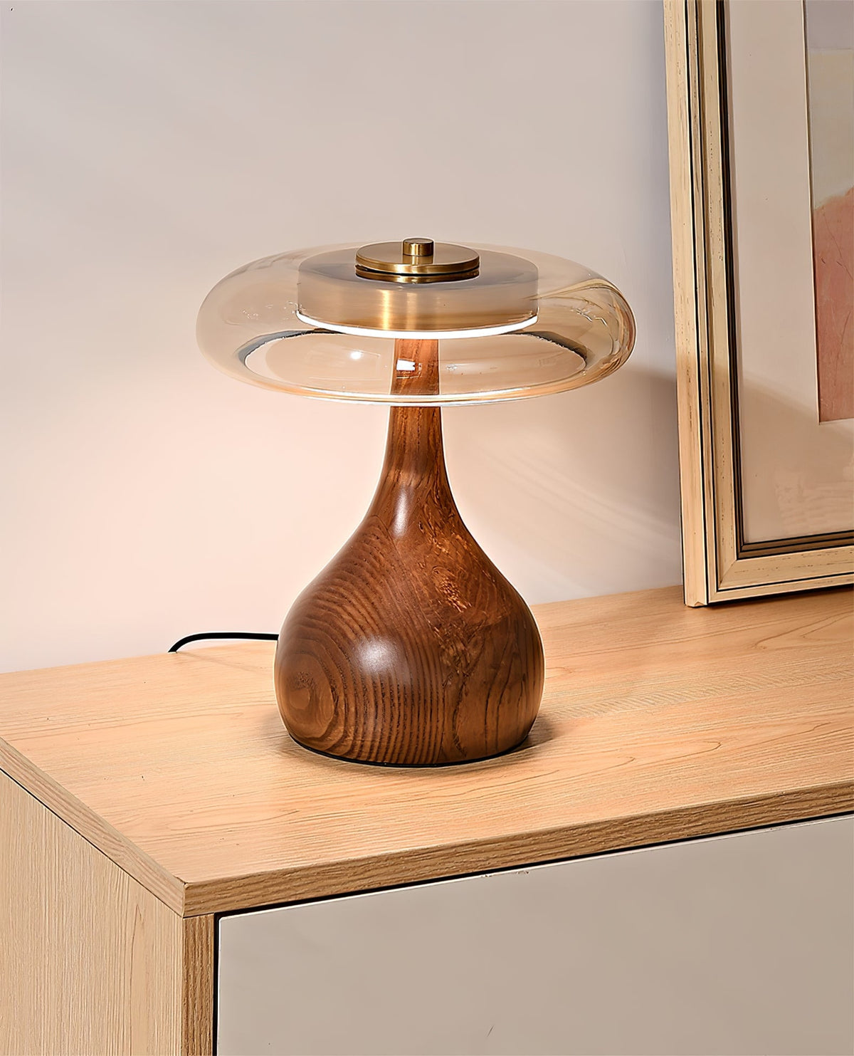 Tischleuchte mit gebogenem Holzfuß und bernsteinfarbenem Glasschirm – modernes skandinavisches Design – warmweißes Licht – Plug-in, 150-cm-Kabel – ø 8,7" – 2 Höhen | Sansoti