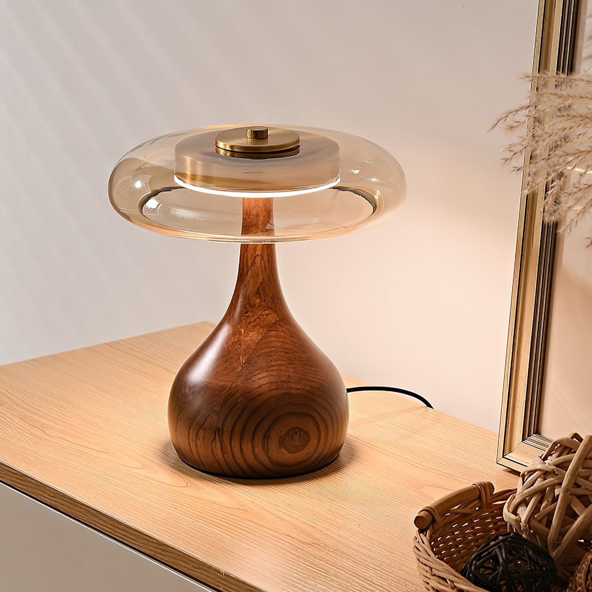 Tischleuchte mit gebogenem Holzfuß und bernsteinfarbenem Glasschirm – modernes skandinavisches Design – warmweißes Licht – Plug-in, 150-cm-Kabel – ø 8,7" – 2 Höhen | Sansoti