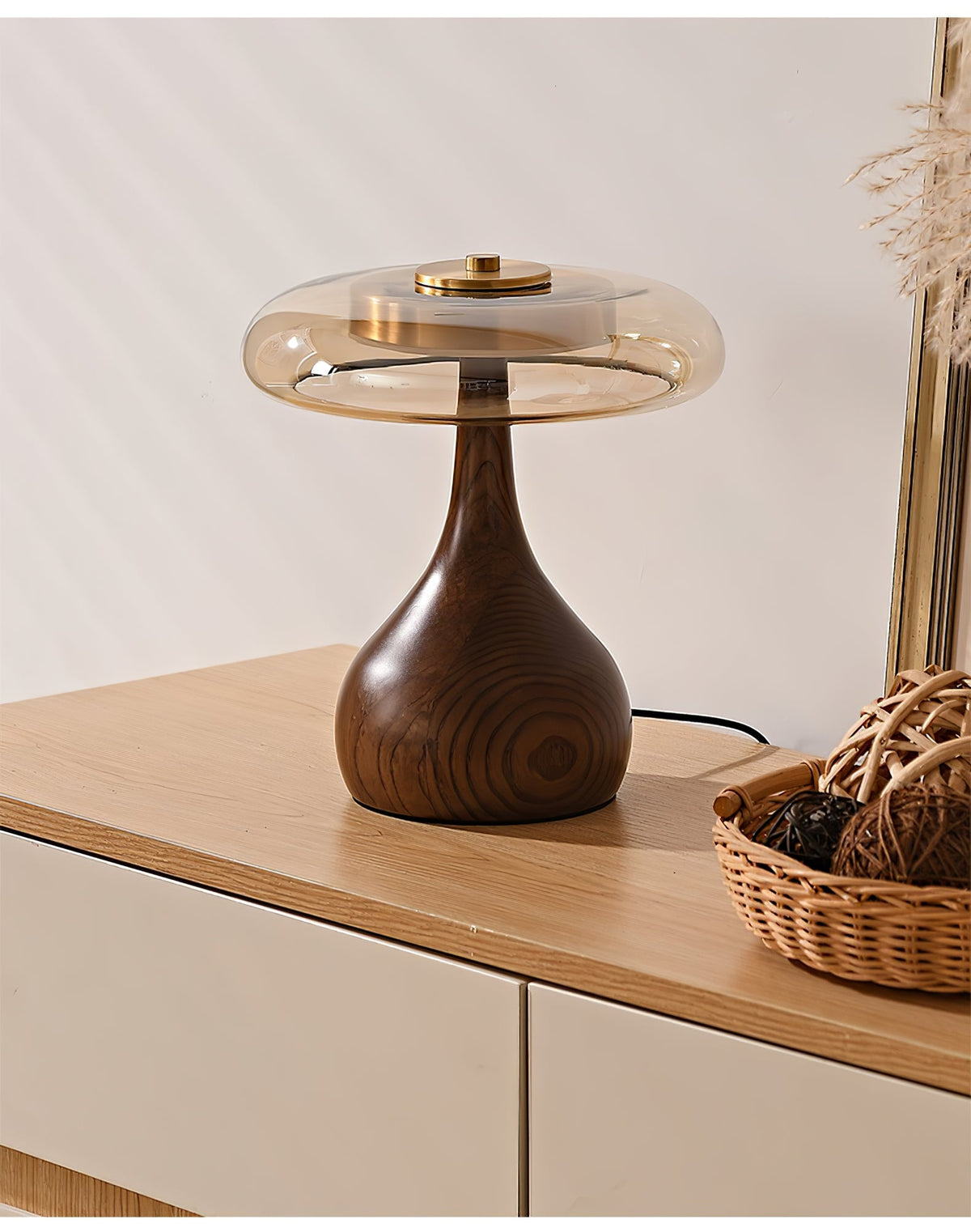 Tischleuchte mit gebogenem Holzfuß und bernsteinfarbenem Glasschirm – modernes skandinavisches Design – warmweißes Licht – Plug-in, 150-cm-Kabel – ø 8,7" – 2 Höhen | Sansoti