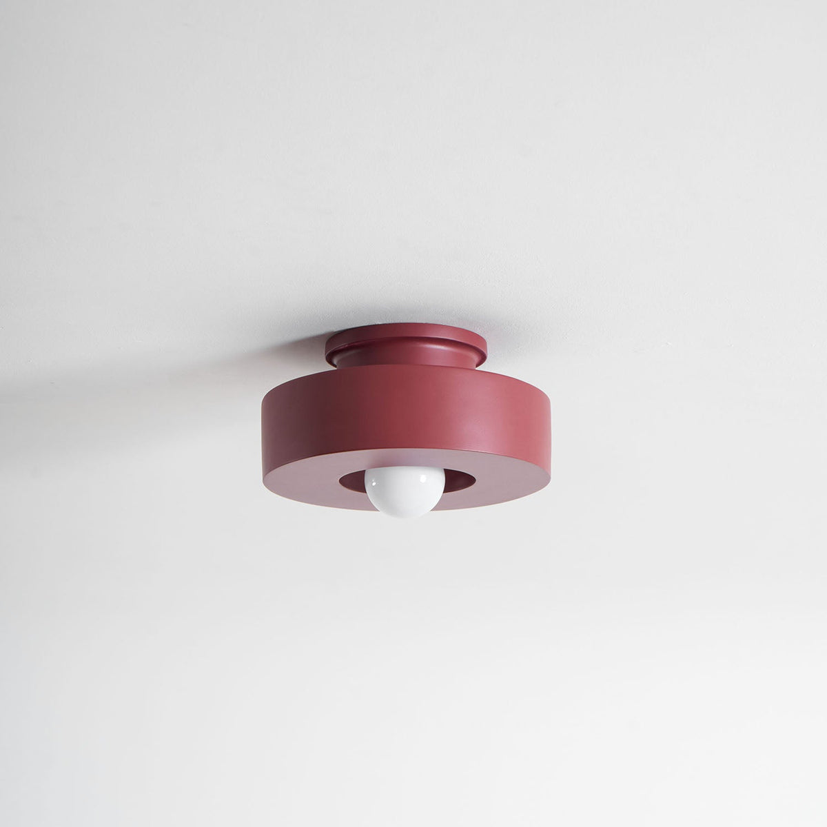 Simon ceiling lamp with stacked cylindrical shapes, resin, available in red, green and black, E26 E27 socket, Ø30×15cm, minimalist design, geometric sculptural lighting element | Sansoti