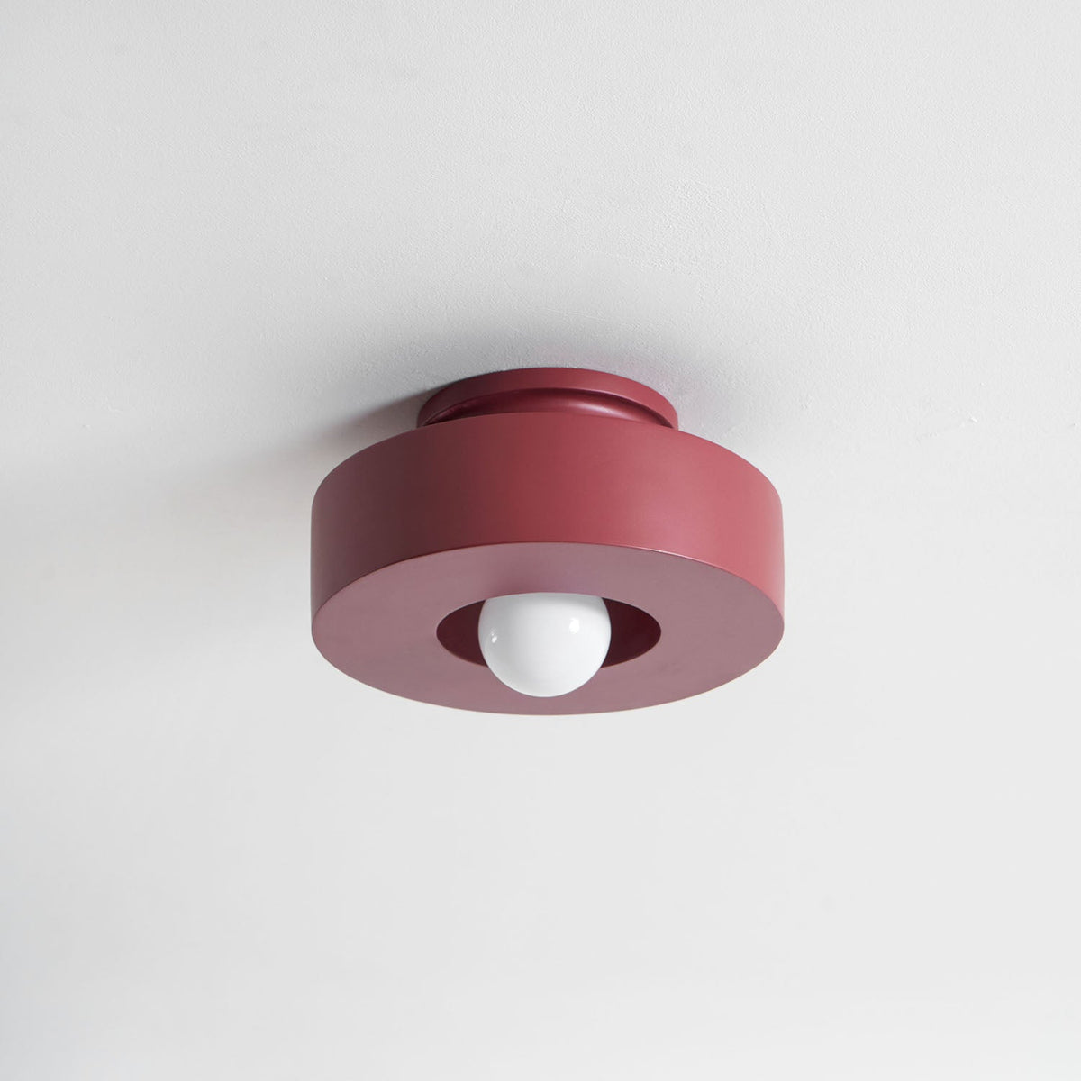 Simon ceiling lamp with stacked cylindrical shapes, resin, available in red, green and black, E26 E27 socket, Ø30×15cm, minimalist design, geometric sculptural lighting element | Sansoti