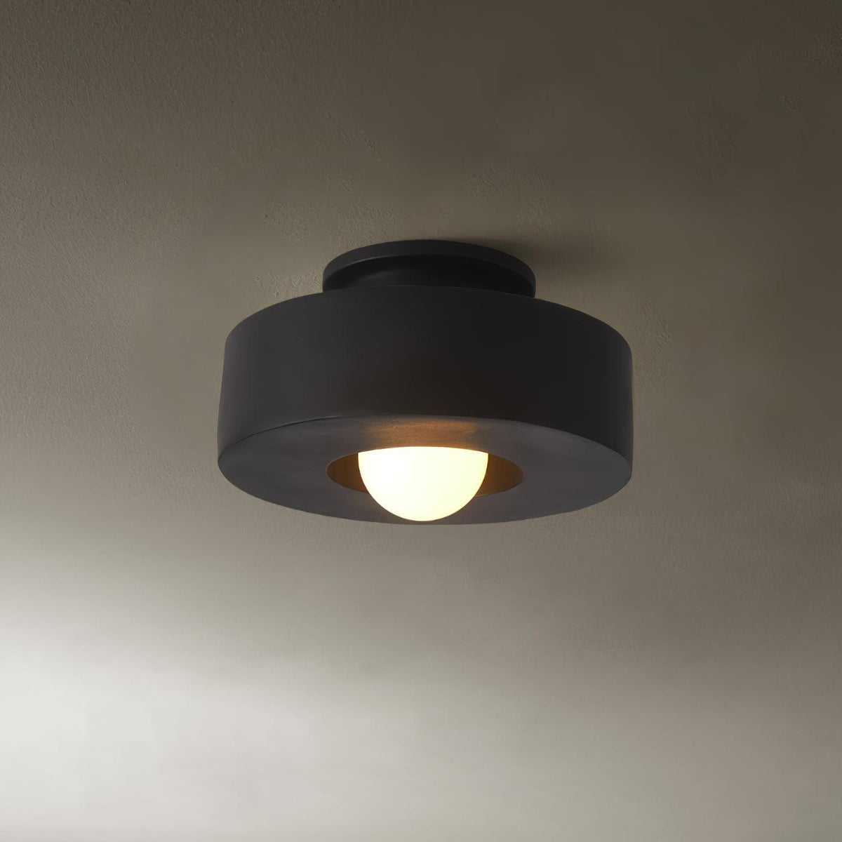 Simon ceiling lamp with stacked cylindrical shapes, resin, available in red, green and black, E26 E27 socket, Ø30×15cm, minimalist design, geometric sculptural lighting element | Sansoti