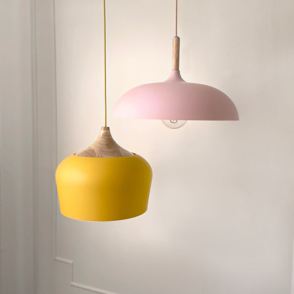 Pastelowa lampa wisząca z aluminium i drewna, retro, kopuła, kula E27, pokój dziecięcy, salon | Sansoti