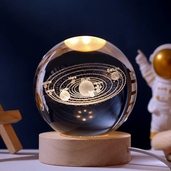 Glaskugel mit LED-Beleuchtung, 7cm, Kosmos-Design, dekorative Nachtlampe mit Holzsockel, USB-Stimmungsleuchte | Sansoti