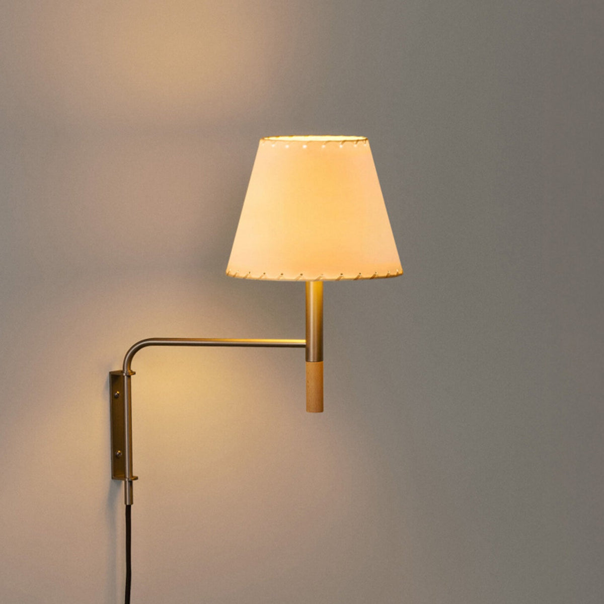 Adjustable Wall Lamp with Swivel Arm – Modern Design Reading Lamp with Hand-Knitted Parchment or Pleated Shade | Sansoti
