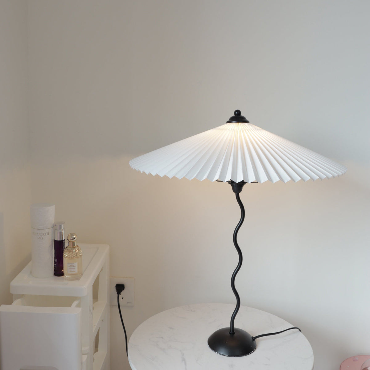 Table lamp with wavy base and pleated shade – Scandinavian accent for living room, hallway or bedroom | Black base with beige, white, dark green or black fabric shade | E14 socket | Dimmable with push button | Sansoti