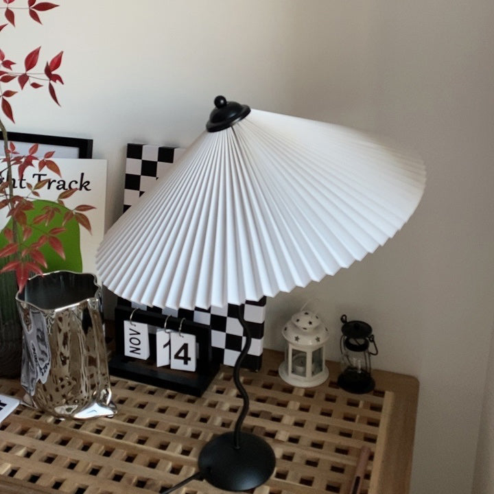 Table lamp with wavy base and pleated shade – Scandinavian accent for living room, hallway or bedroom | Black base with beige, white, dark green or black fabric shade | E14 socket | Dimmable with push button | Sansoti