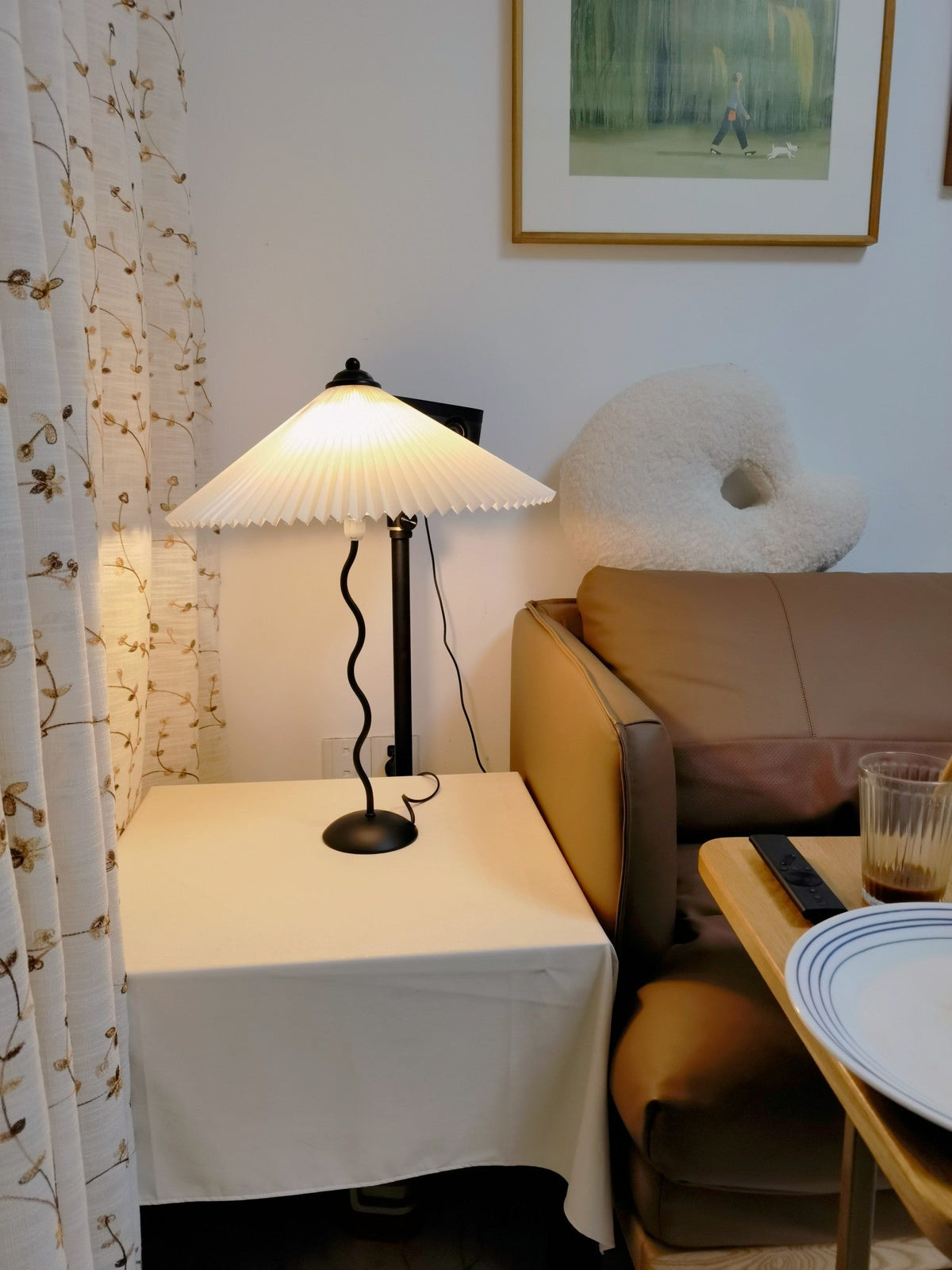 Table lamp with wavy base and pleated shade – Scandinavian accent for living room, hallway or bedroom | Black base with beige, white, dark green or black fabric shade | E14 socket | Dimmable with push button | Sansoti