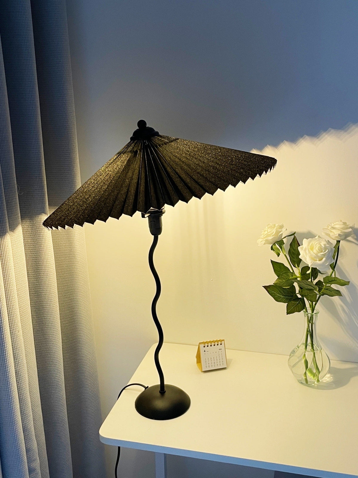 Table lamp with wavy base and pleated shade – Scandinavian accent for living room, hallway or bedroom | Black base with beige, white, dark green or black fabric shade | E14 socket | Dimmable with push button | Sansoti