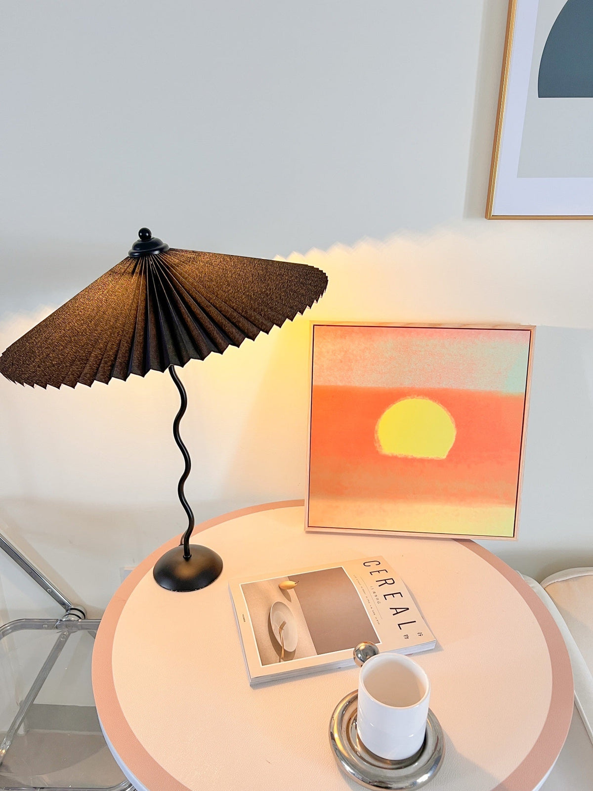 Table lamp with wavy base and pleated shade – Scandinavian accent for living room, hallway or bedroom | Black base with beige, white, dark green or black fabric shade | E14 socket | Dimmable with push button | Sansoti