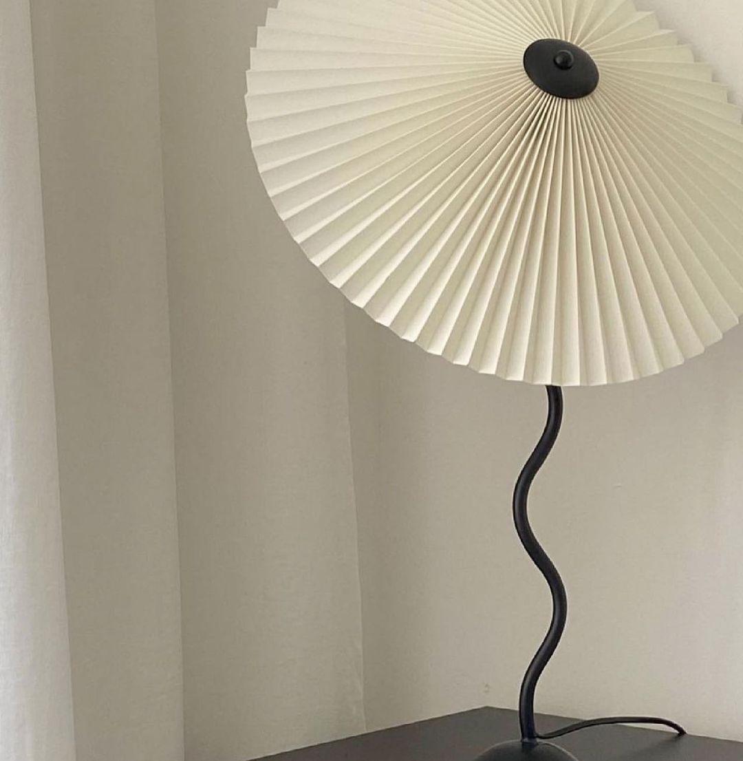 Table lamp with wavy base and pleated shade – Scandinavian accent for living room, hallway or bedroom | Black base with beige, white, dark green or black fabric shade | E14 socket | Dimmable with push button | Sansoti