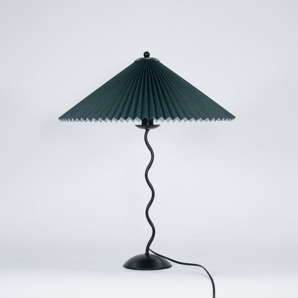 Table lamp with wavy base and pleated shade – Scandinavian accent for living room, hallway or bedroom | Black base with beige, white, dark green or black fabric shade | E14 socket | Dimmable with push button | Sansoti