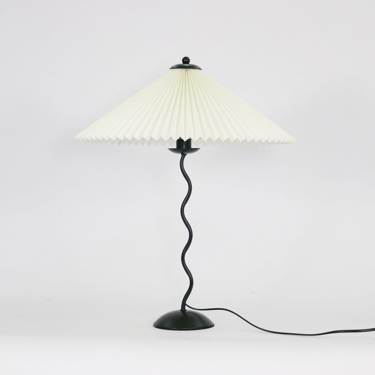 Table lamp with wavy base and pleated shade – Scandinavian accent for living room, hallway or bedroom | Black base with beige, white, dark green or black fabric shade | E14 socket | Dimmable with push button | Sansoti