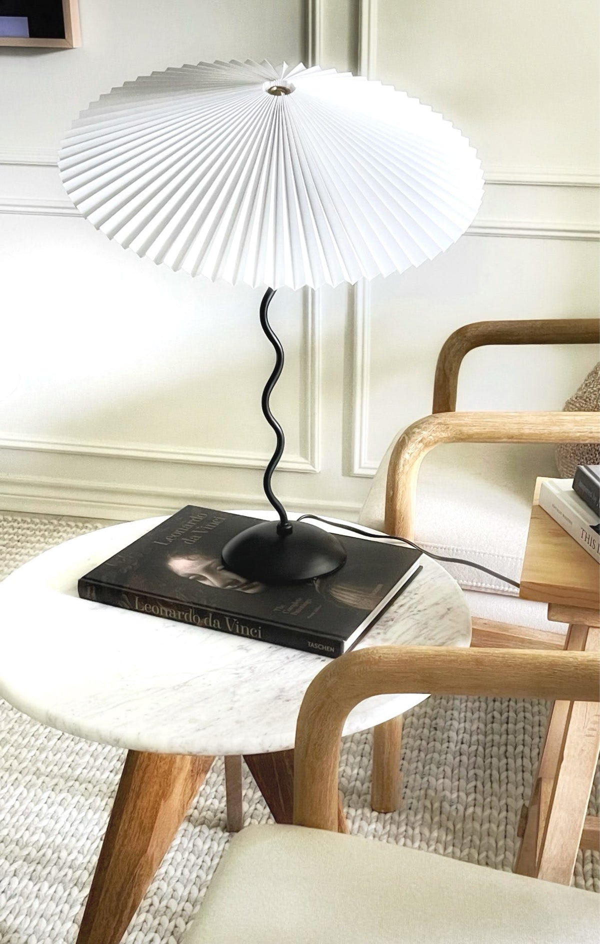 Table lamp with wavy base and pleated shade – Scandinavian accent for living room, hallway or bedroom | Black base with beige, white, dark green or black fabric shade | E14 socket | Dimmable with push button | Sansoti