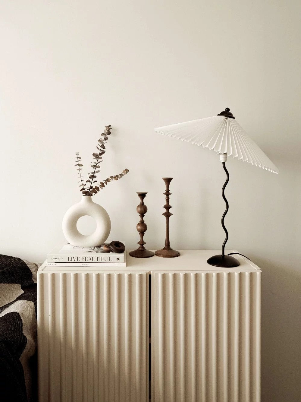 Table lamp with wavy base and pleated shade – Scandinavian accent for living room, hallway or bedroom | Black base with beige, white, dark green or black fabric shade | E14 socket | Dimmable with push button | Sansoti