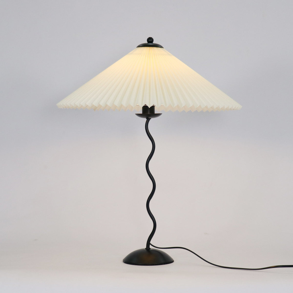 Table lamp with wavy base and pleated shade – Scandinavian accent for living room, hallway or bedroom | Black base with beige, white, dark green or black fabric shade | E14 socket | Dimmable with push button | Sansoti