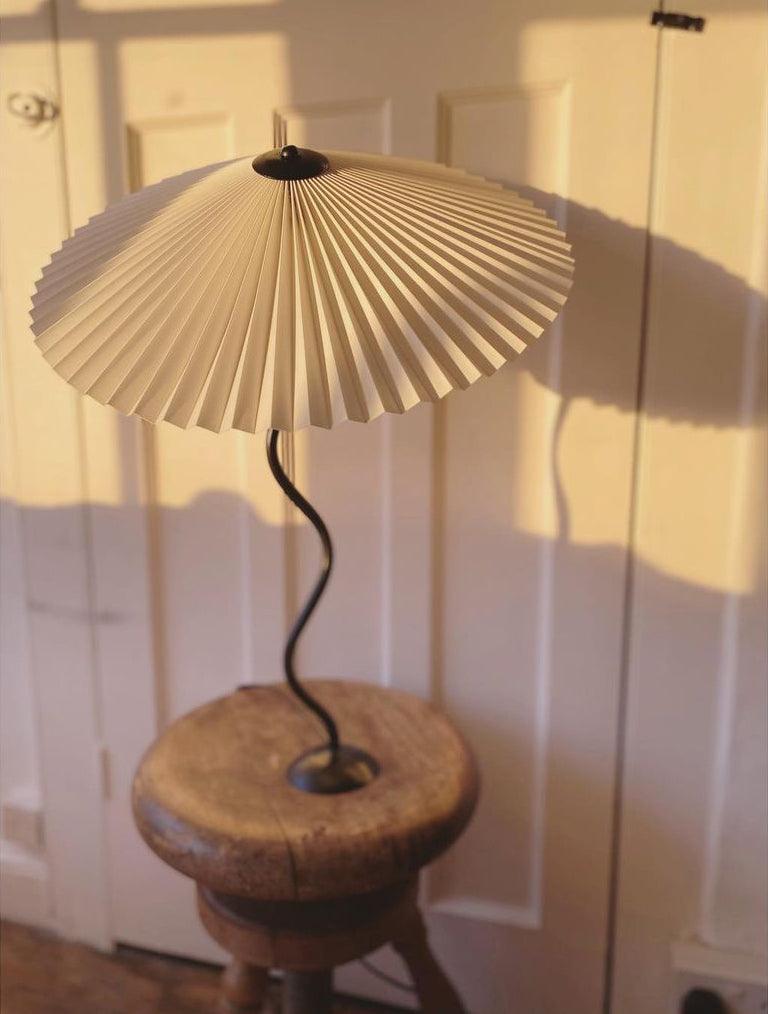 Table lamp with wavy base and pleated shade – Scandinavian accent for living room, hallway or bedroom | Black base with beige, white, dark green or black fabric shade | E14 socket | Dimmable with push button | Sansoti