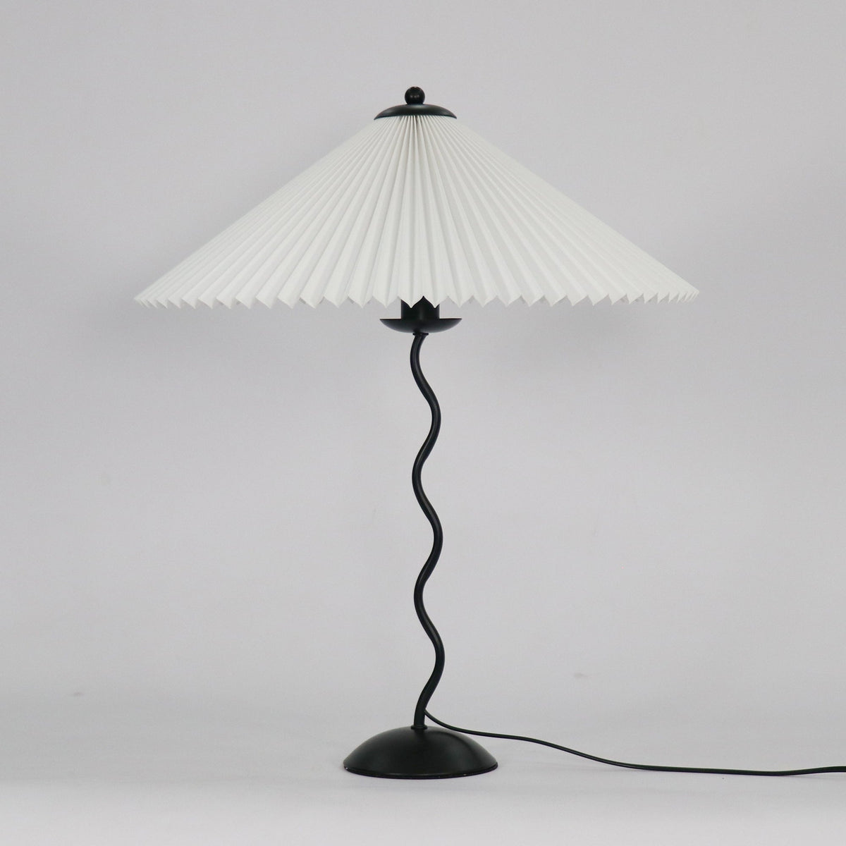 Table lamp with wavy base and pleated shade – Scandinavian accent for living room, hallway or bedroom | Black base with beige, white, dark green or black fabric shade | E14 socket | Dimmable with push button | Sansoti