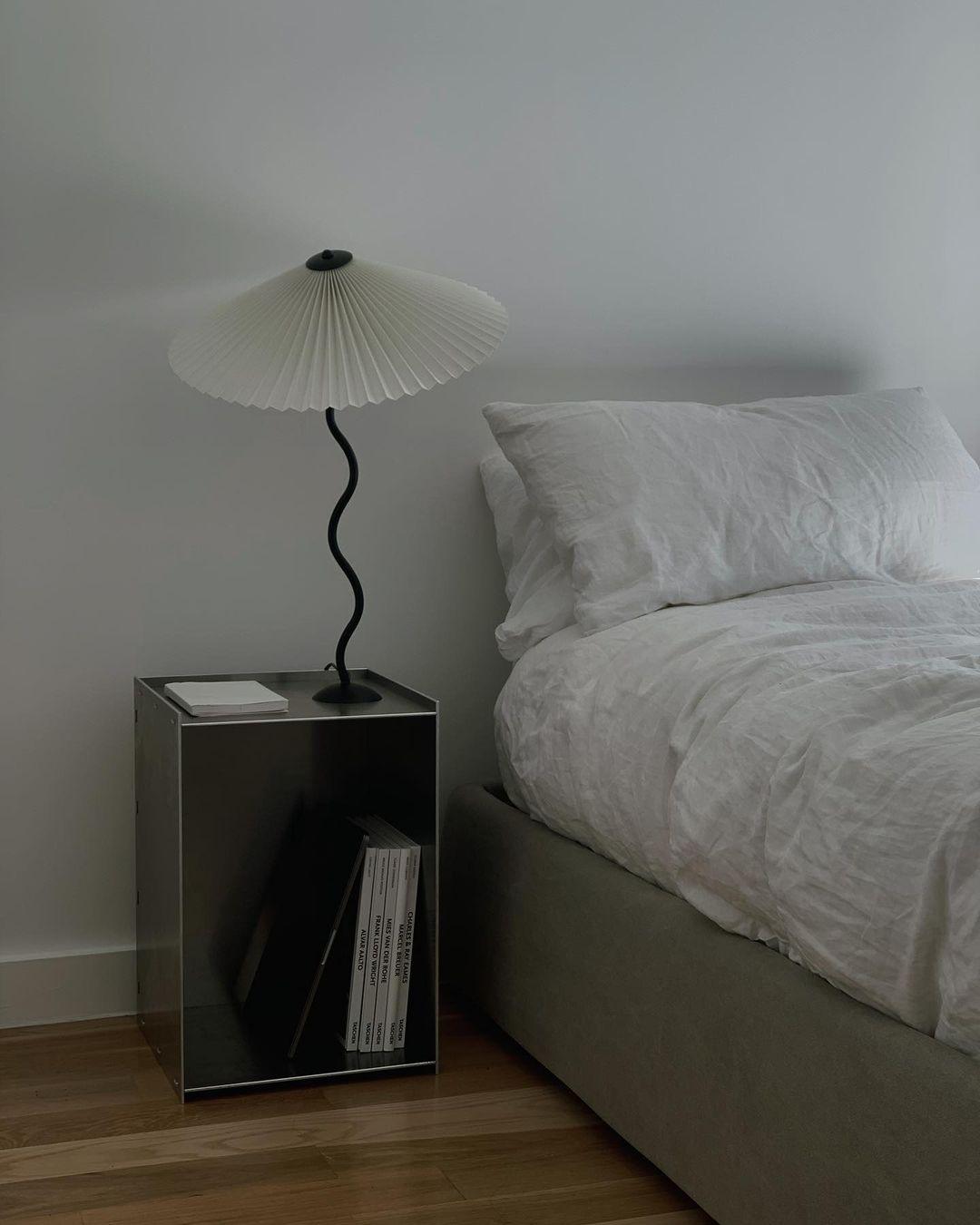 Table lamp with wavy base and pleated shade – Scandinavian accent for living room, hallway or bedroom | Black base with beige, white, dark green or black fabric shade | E14 socket | Dimmable with push button | Sansoti
