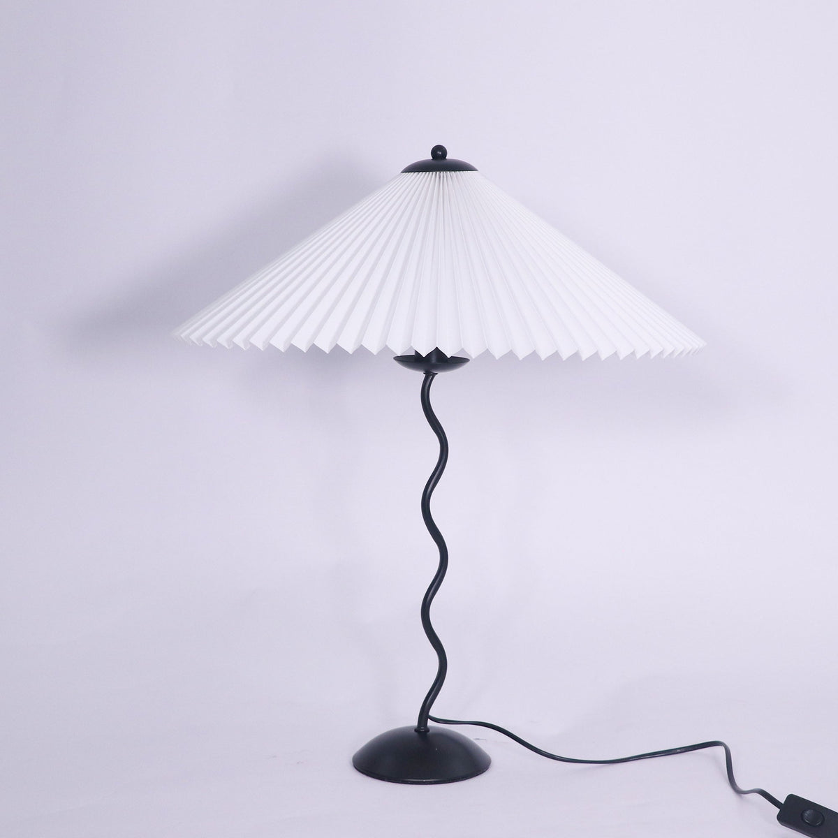 Table lamp with wavy base and pleated shade – Scandinavian accent for living room, hallway or bedroom | Black base with beige, white, dark green or black fabric shade | E14 socket | Dimmable with push button | Sansoti