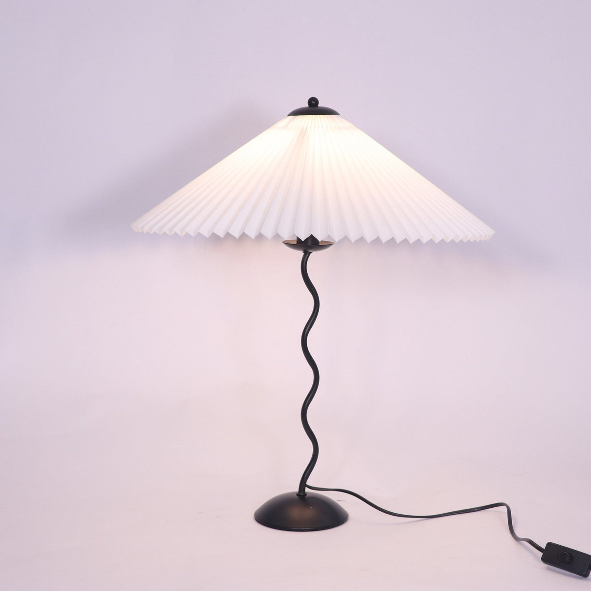 Table lamp with wavy base and pleated shade – Scandinavian accent for living room, hallway or bedroom | Black base with beige, white, dark green or black fabric shade | E14 socket | Dimmable with push button | Sansoti