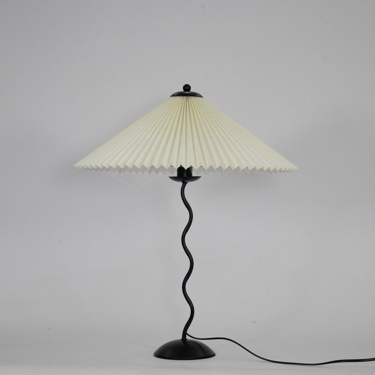 Table lamp with wavy base and pleated shade – Scandinavian accent for living room, hallway or bedroom | Black base with beige, white, dark green or black fabric shade | E14 socket | Dimmable with push button | Sansoti