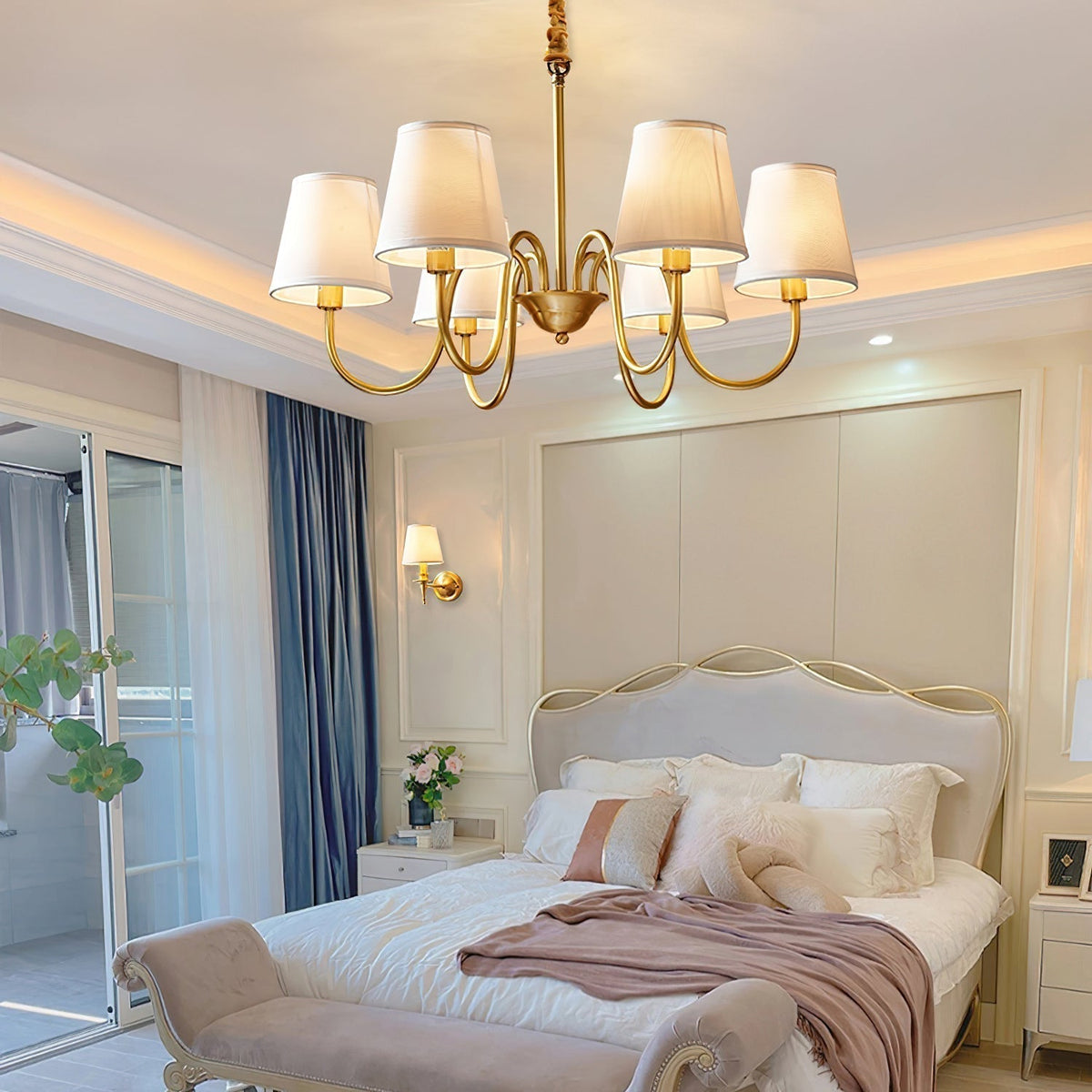 Klassischer Stoff-Kronleuchter mit Messingrahmen, mehreren Leuchtstellen und elegantem weißen Design für das Wohnzimmer | Sansoti