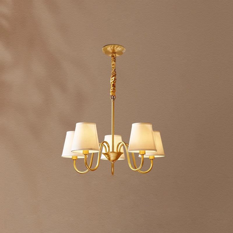 Klassischer Stoff-Kronleuchter mit Messingrahmen, mehreren Leuchtstellen und elegantem weißen Design für das Wohnzimmer | Sansoti